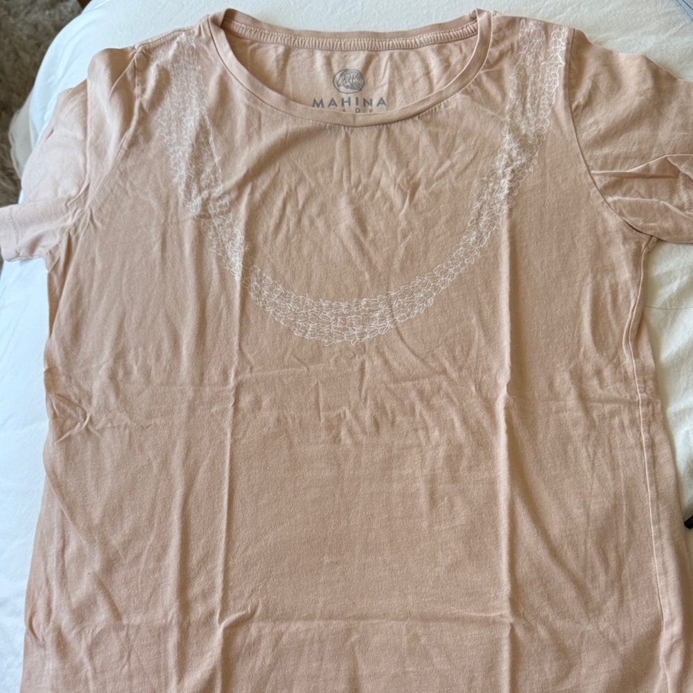 Mahina Made pikake lei tee